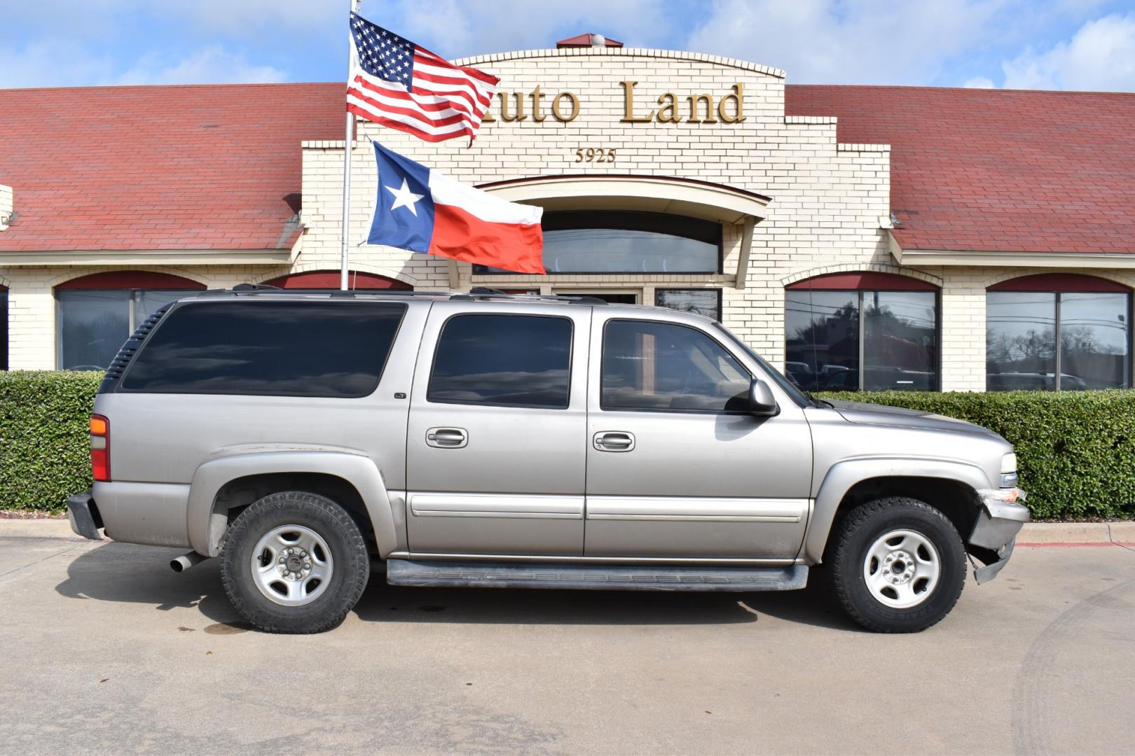 2003 Gold /Tan Chevrolet Suburban (1GNEC16Z23J) with an V8, 5.3.0L engine, 4 SPEED AUTOMATIC transmission, located at 5925 E. BELKNAP ST., HALTOM CITY, TX, 76117, (817) 834-4222, 32.803799, -97.259003 - Buying a 2003 Chevrolet Suburban can offer several benefits, including: Spaciousness: The Suburban is known for its ample interior space, making it great for large families, hauling cargo, or even converting into a camper. Towing Capacity: It's equipped with a robust engine and frame, allowing it - Photo#3